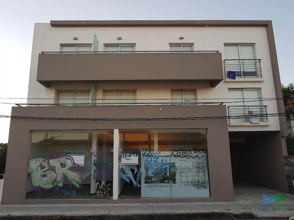 Local a la calle con cochera en Maldonado.