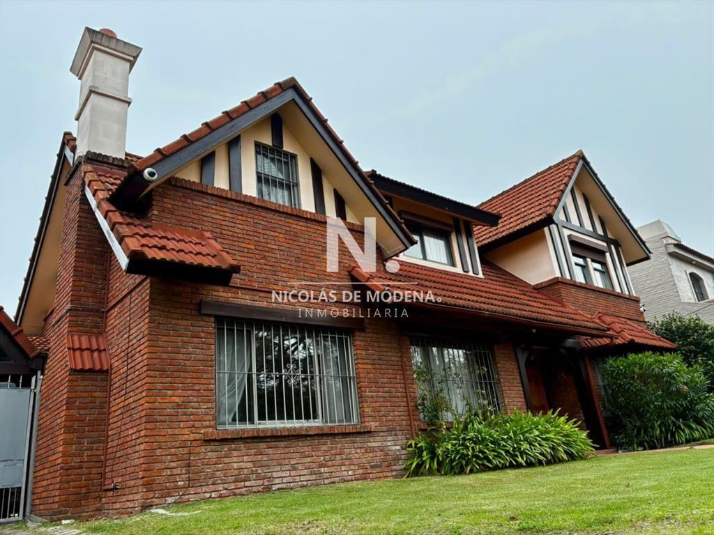 Se Vende Casa con JardÃn y Piscina en Carrasco 4