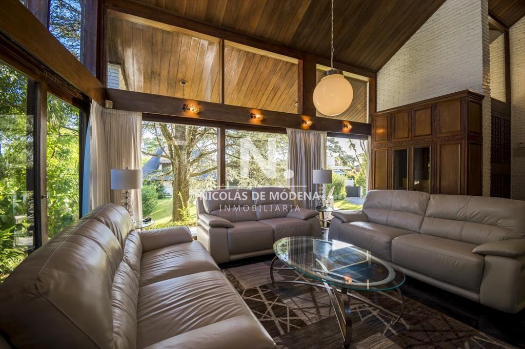 En venta casa de 4 dormitorios en suite en Punta