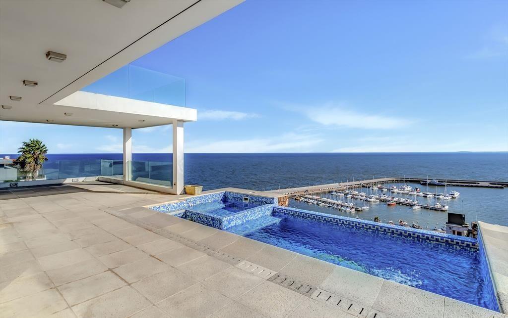 Casa a la Venta Frente al Mar en Piriápolis