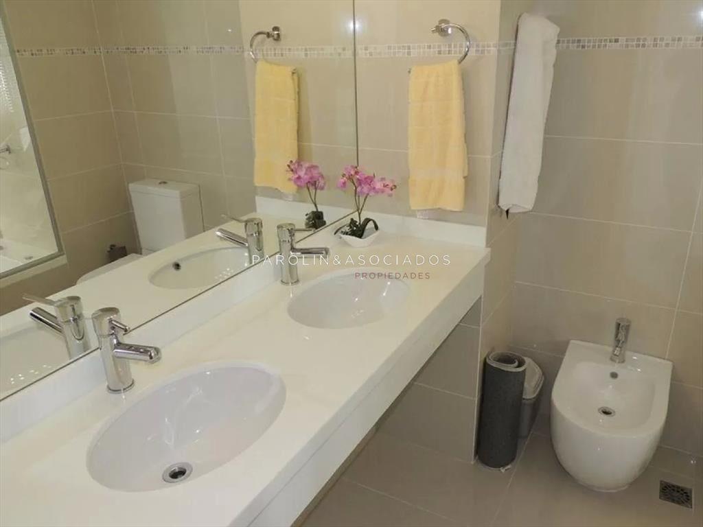 Apartamento en venta en Sunrise Tower, Punta Este.