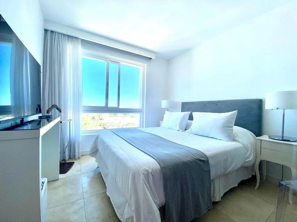 Venta apartamento dos dormitorios y cochera Torre Yoo Punta