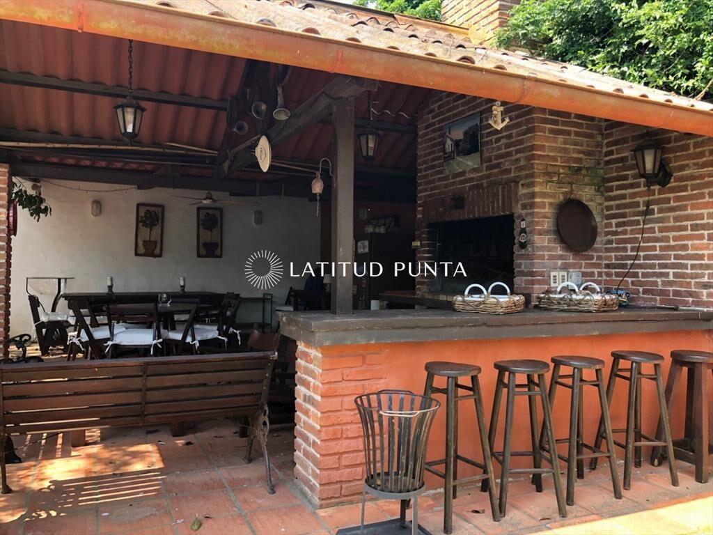 Casa en Mansa, 6 dormitorios más dependencia,