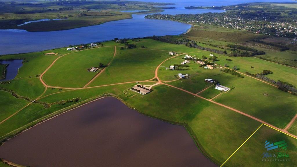 venta de terreno con costa de laguna en laguna de