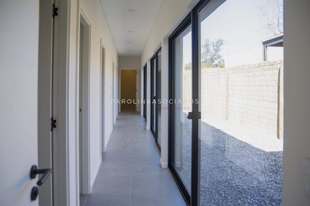 Chalet en venta en el Golf de Punta del Este de 4