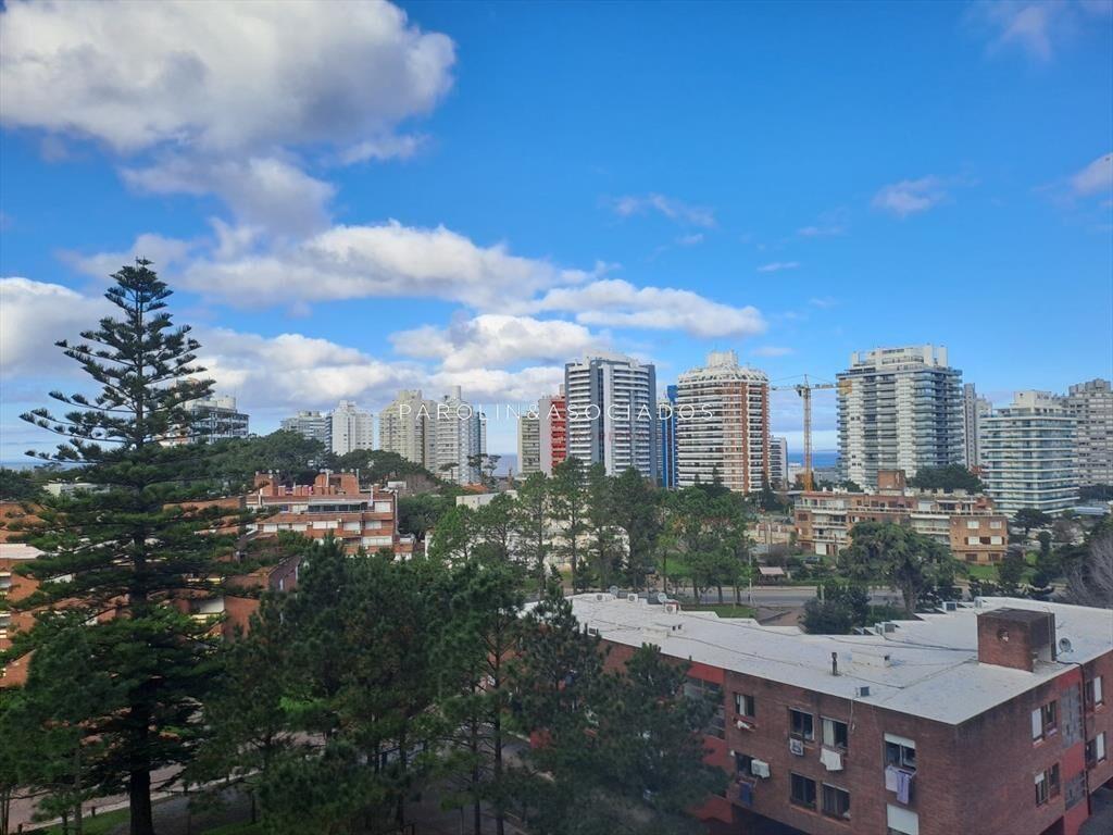 Vende apartamento de 3 dormitorios y excelentes