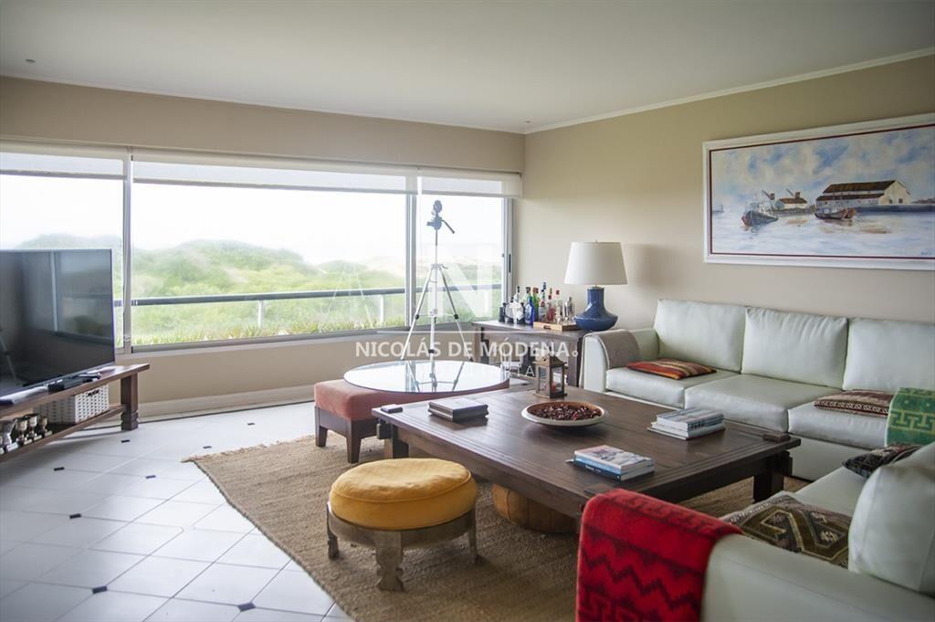 Espectacular departamento de 4 dormitorios en al