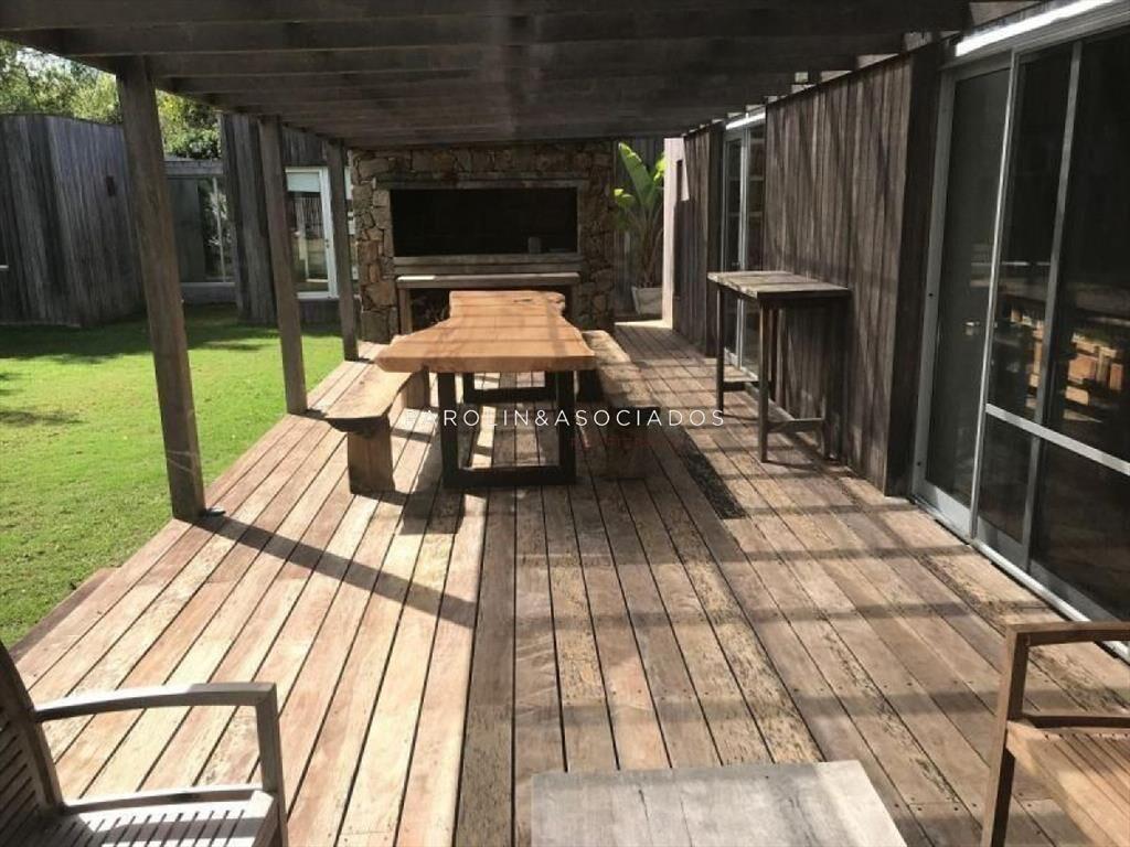 Casa en venta de 5 dormitorios en barrio privado,
