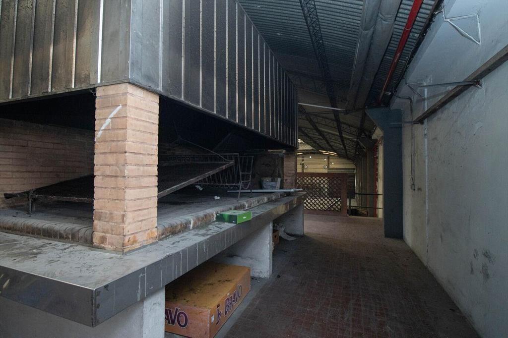 Venta local industrial con parking en Sayago