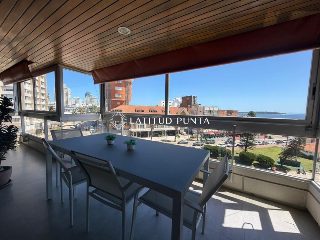 Apartamento frente al mar, 3 dormitorios más