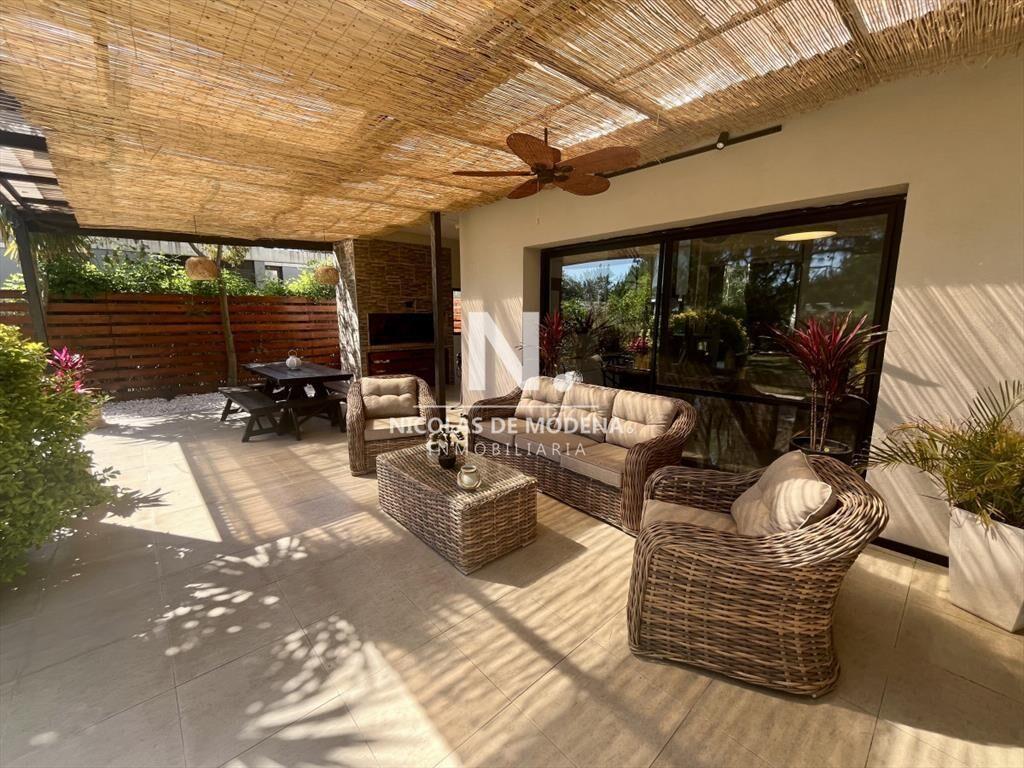 Excepcional casa de dos plantas en Le Residence en venta,