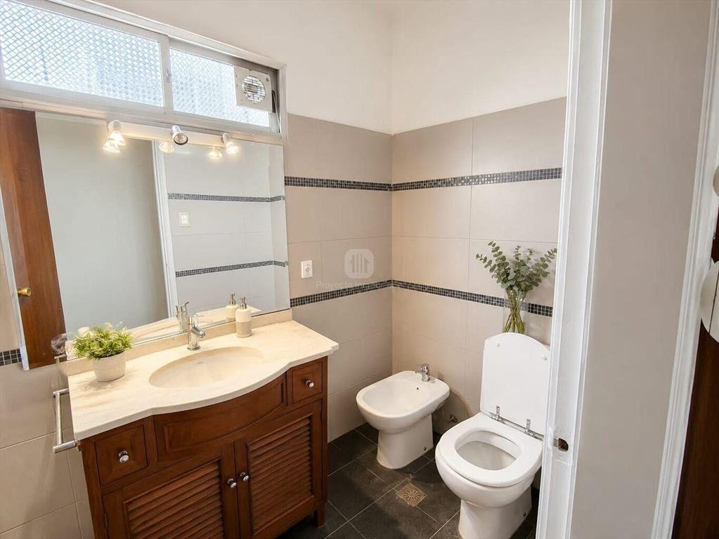 Venta casa Malvin con garage y fondo.-
