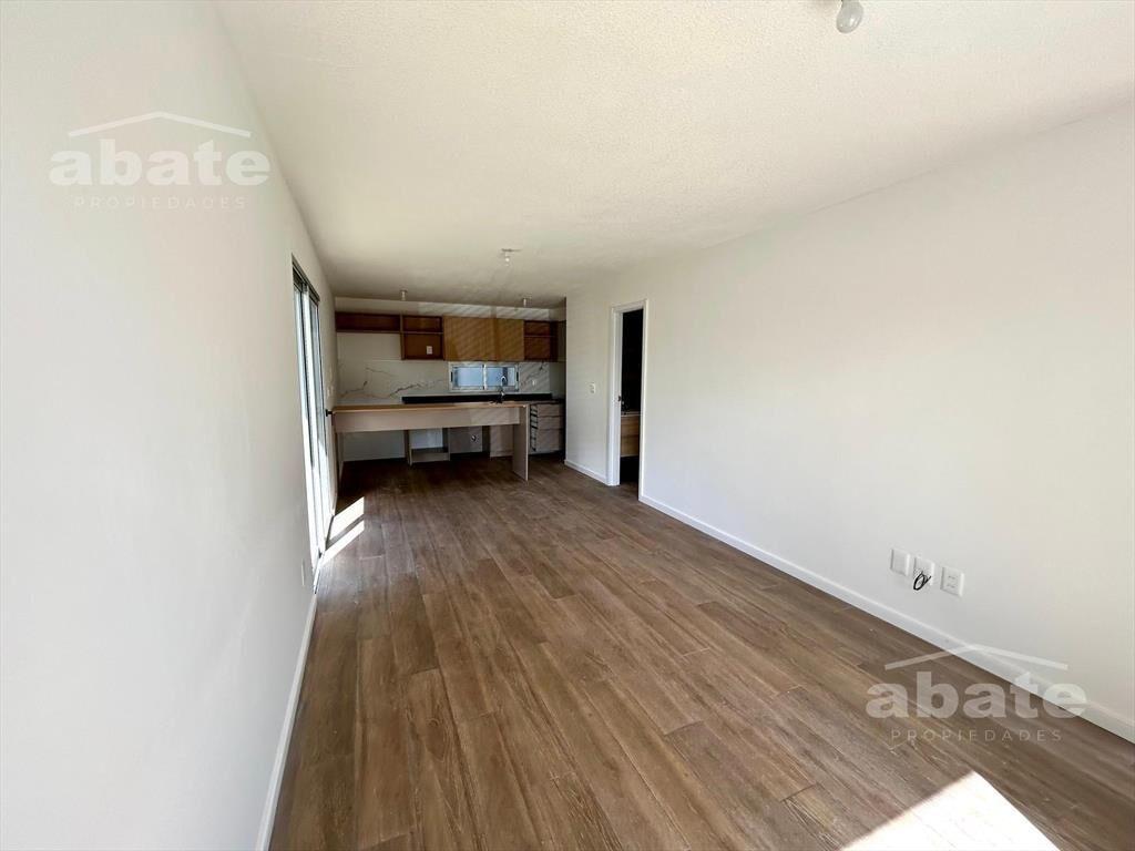 Venta casa de 3 dormitorios, dos baños y cochera doble en L