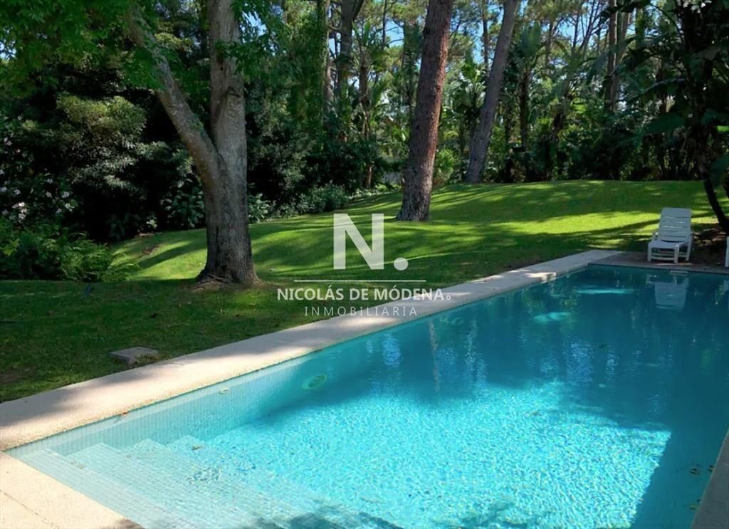 Chalet de 3 suites + dependencia en venta, Zona