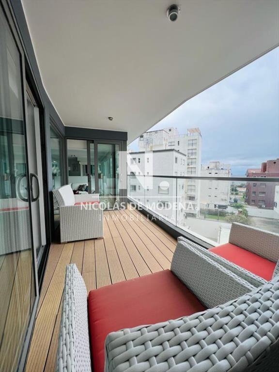 Vende impecable apartamento de 3 dormitorios, con