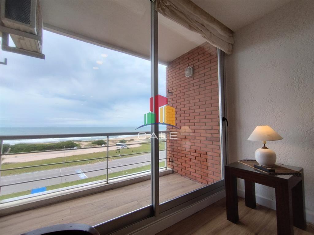 Alquiler de apartamento de dos dormitorios y medio en Punta