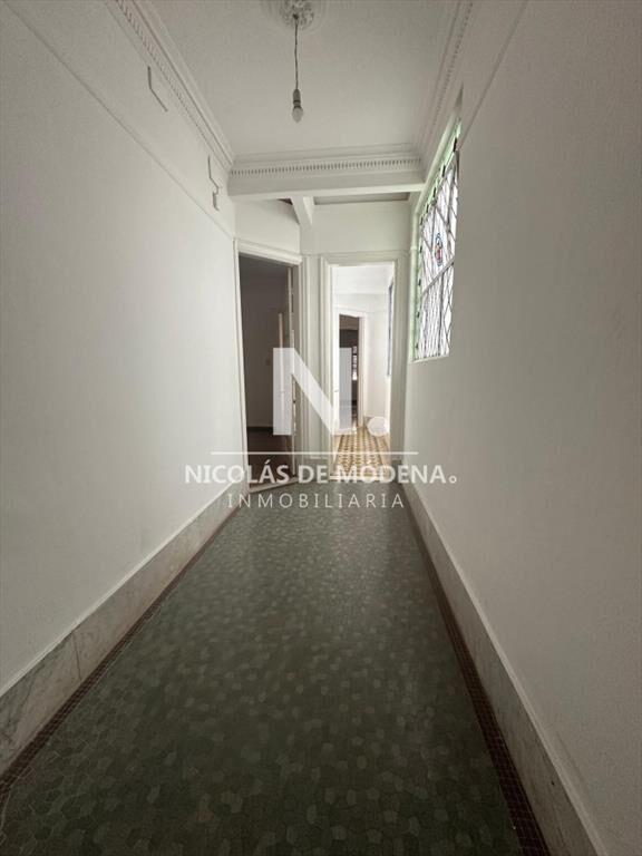 Apartamento de 4 Dormitorios en Ciudad Vieja. en