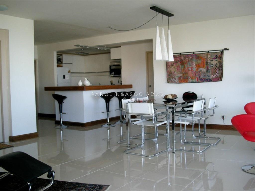 Departamento en Venta de 3 Dormitorios, Pinares