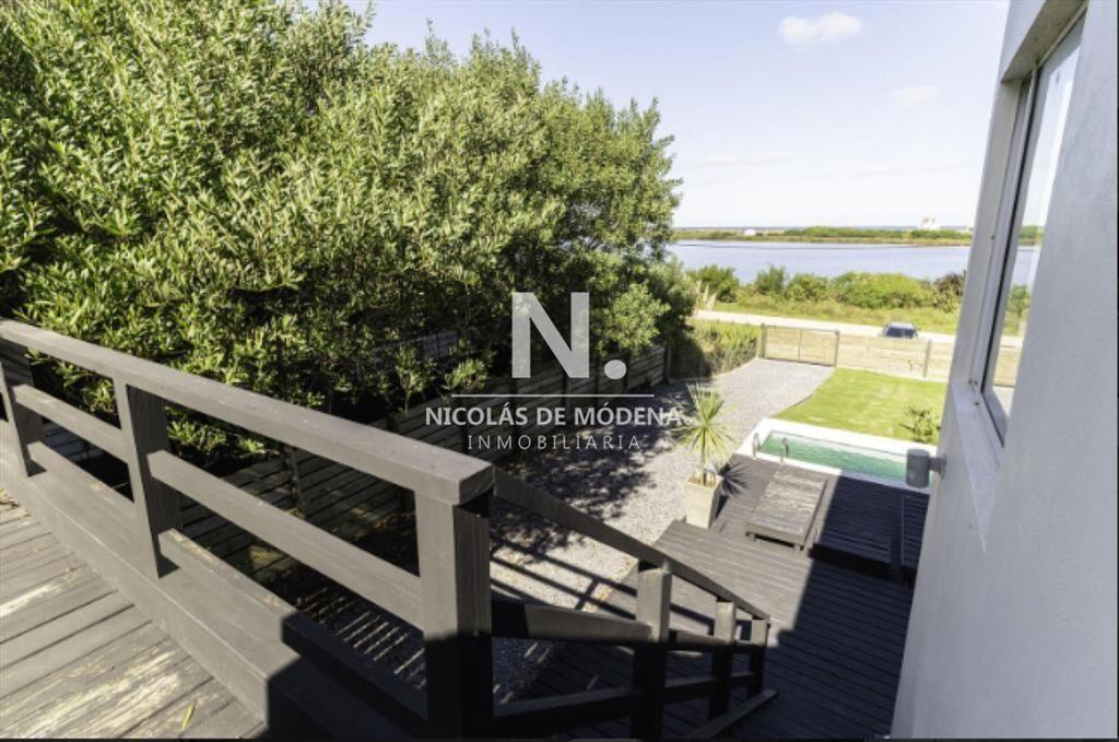 Vende casa de 3 dormitorios en Santa Monica.