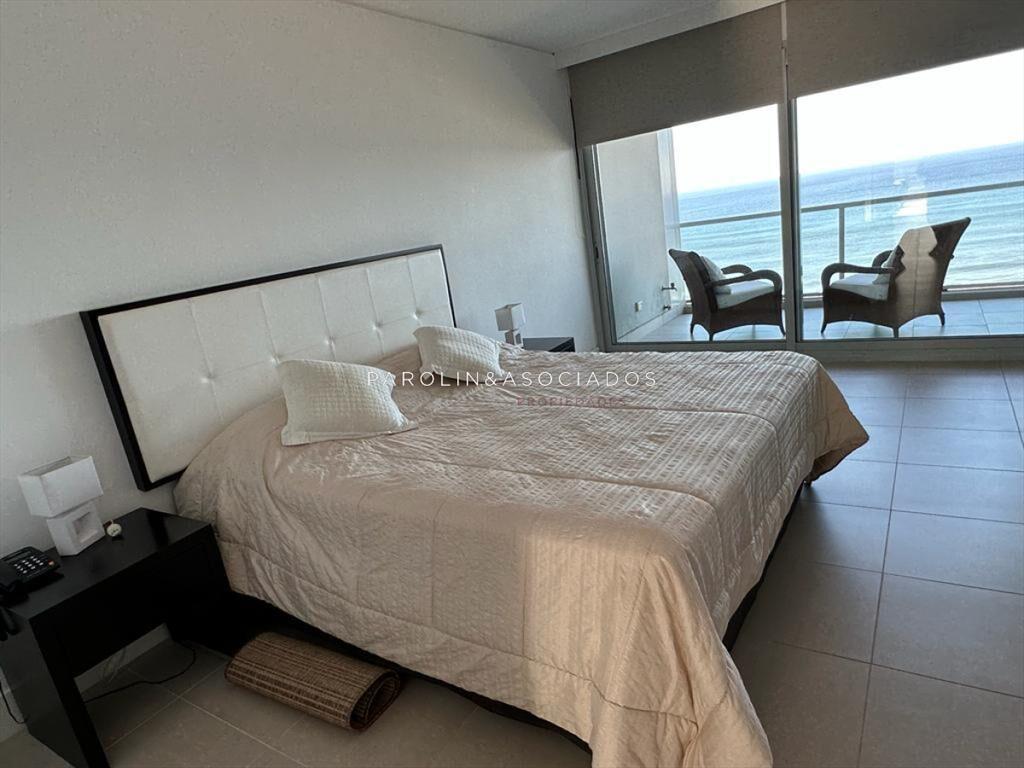 Apartamento en venta en edificio Le Parc I, Punta