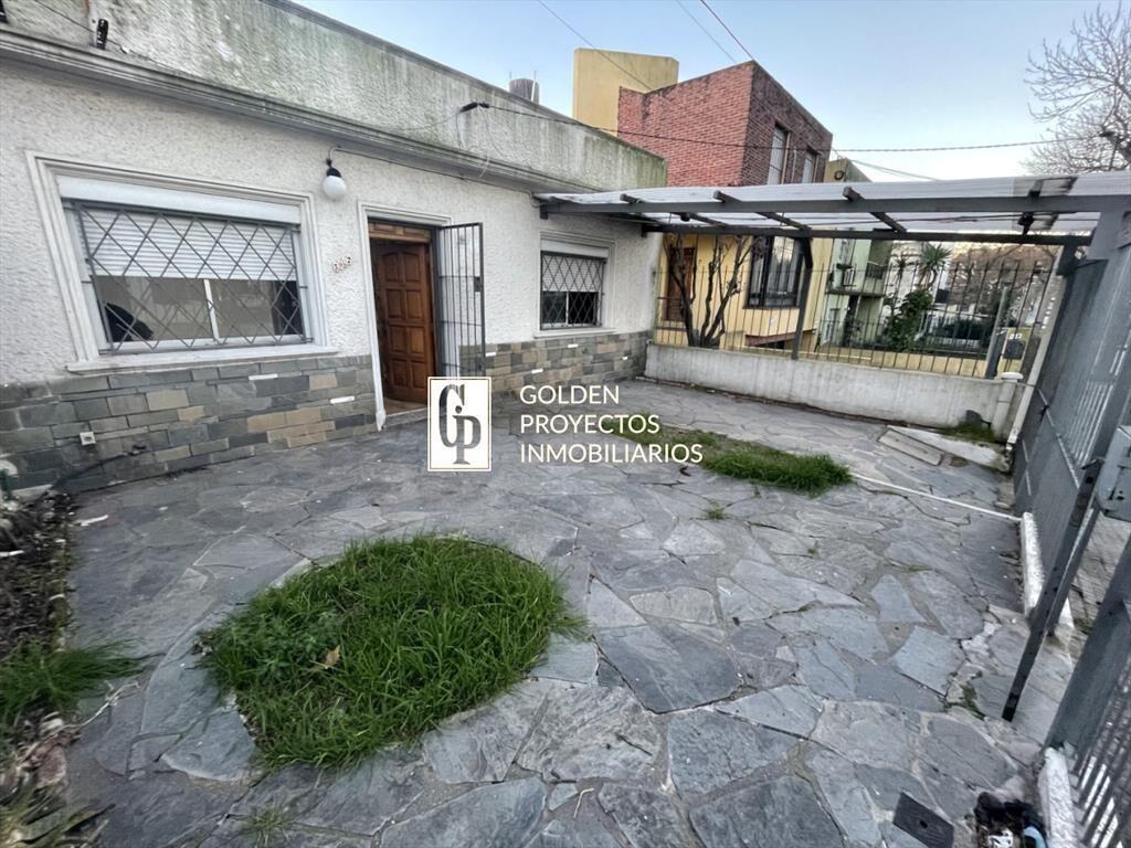 Casa en alquiler dos dormitorios y cochera en buceo