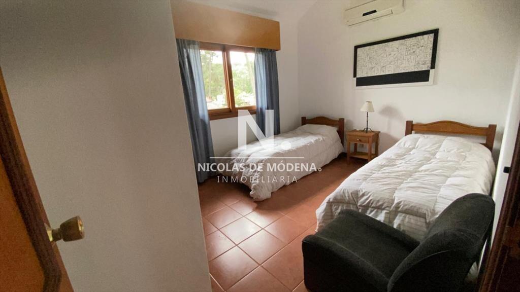 Vende casa en pinares de 4 dormitorios en Punta