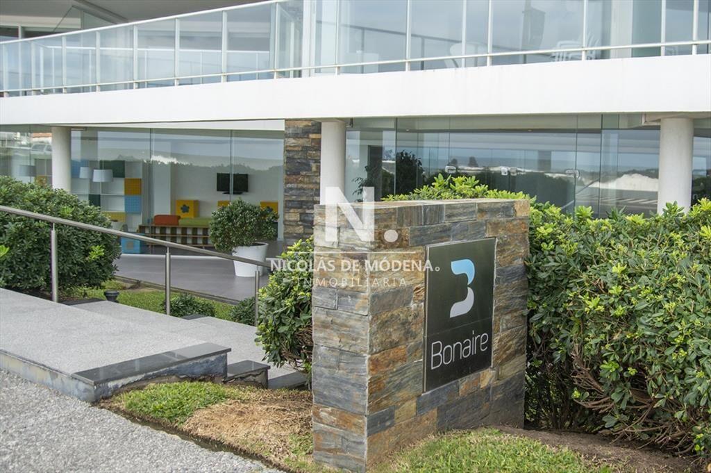 Vende apartamento. Edificio Bonaire. 3 con Brava,
