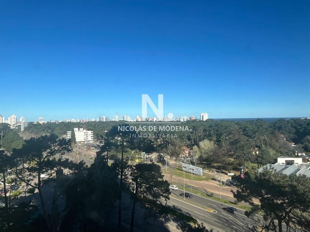 Apartamento en Venta de 3 dormitorios en Av. ,