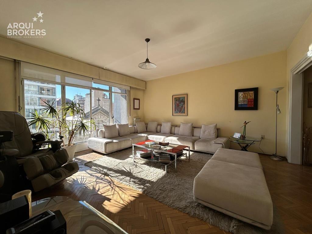 Apartamento de cuatro dormitorios en venta en Centro