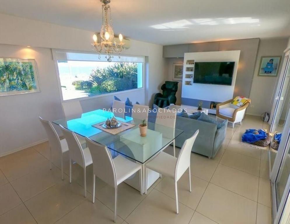 Hermosa casa en venta de 4 dormitorios frente al
