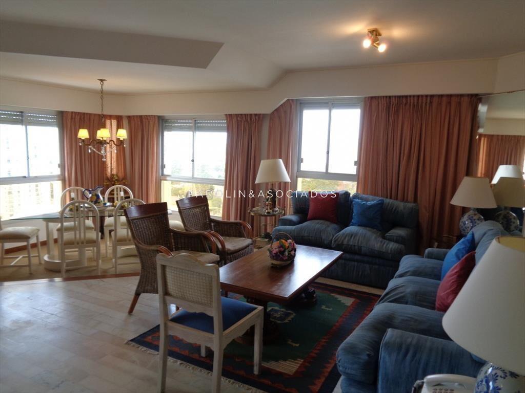 Apartamento en venta de 3 dormitorios con estufa