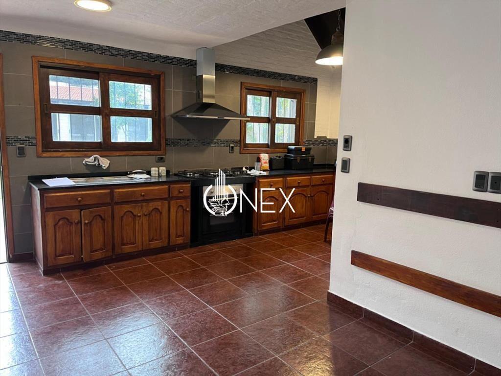 Alquiler anual casa sobre avenida Córdoba.