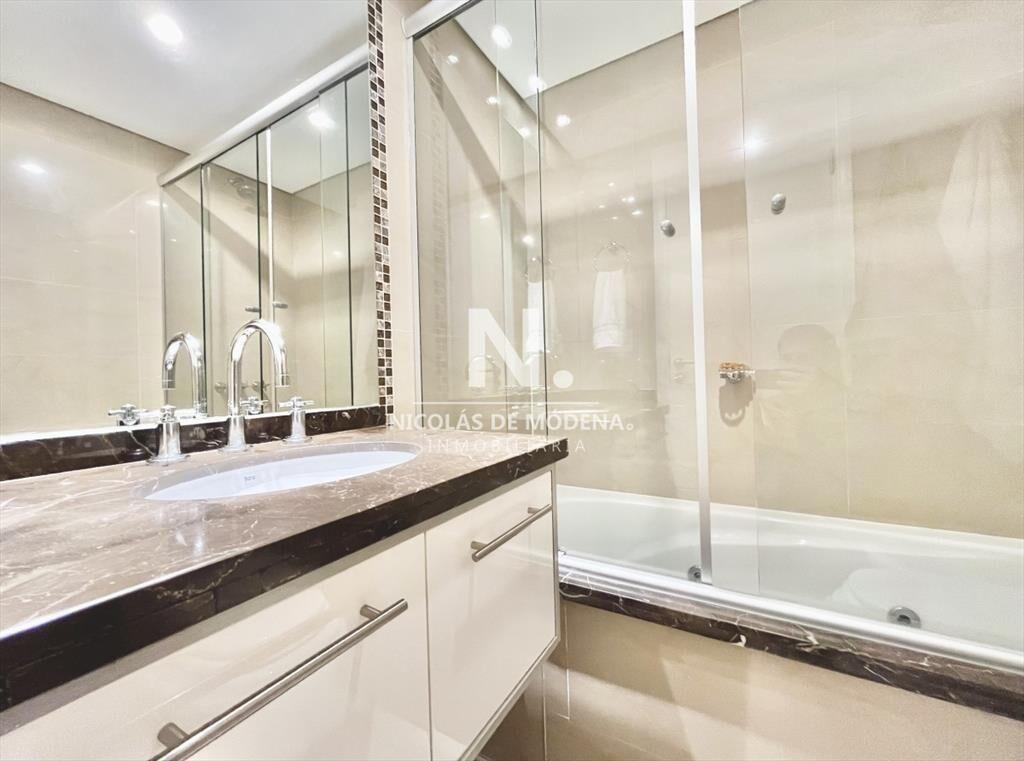 Vende apartamento de 2 dormitorios en Punta del