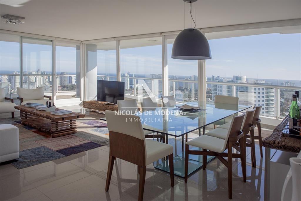 Vende departamento de 3 suites en Punta del Este.