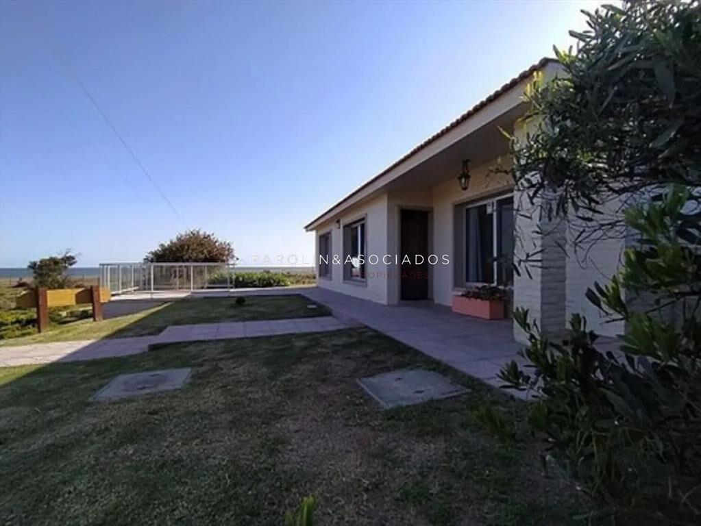 Excelente casa en venta frente al mar en Barra de