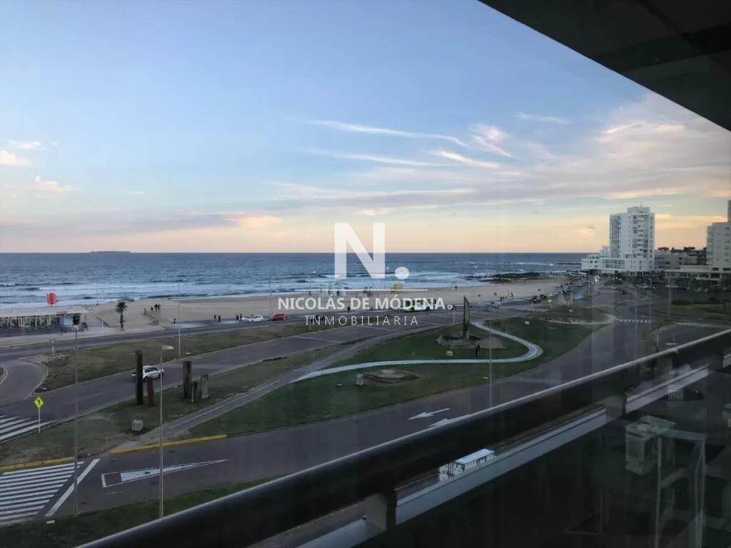 Primera línea al mar , sobre las primeras de