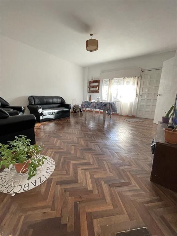 Apartamento , primer piso por escalera, 2 dormitorios y coc