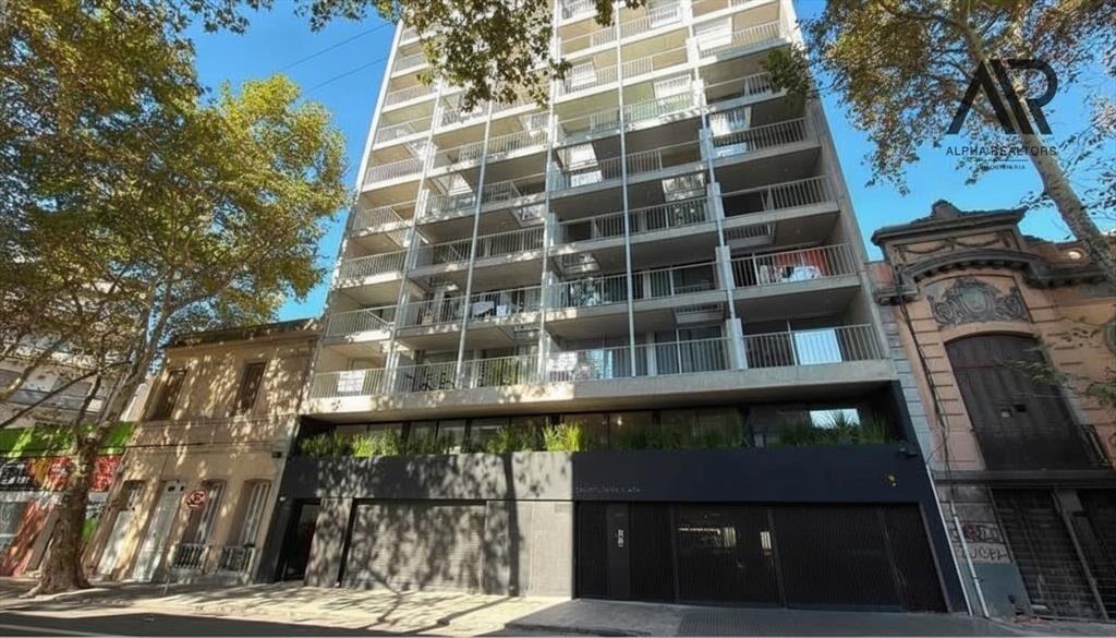 Alquiler de monoambiente con terraza al frente en Cordón...