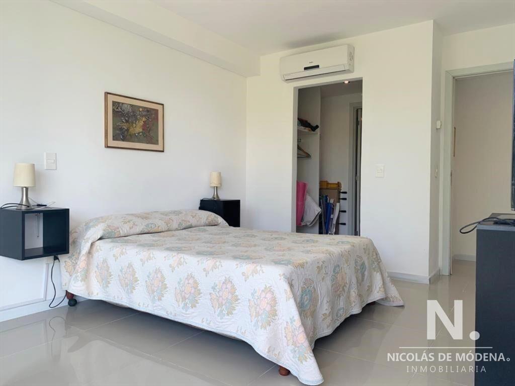 Moderno apartamento de Dos Dormitorios en Venta - Punta del