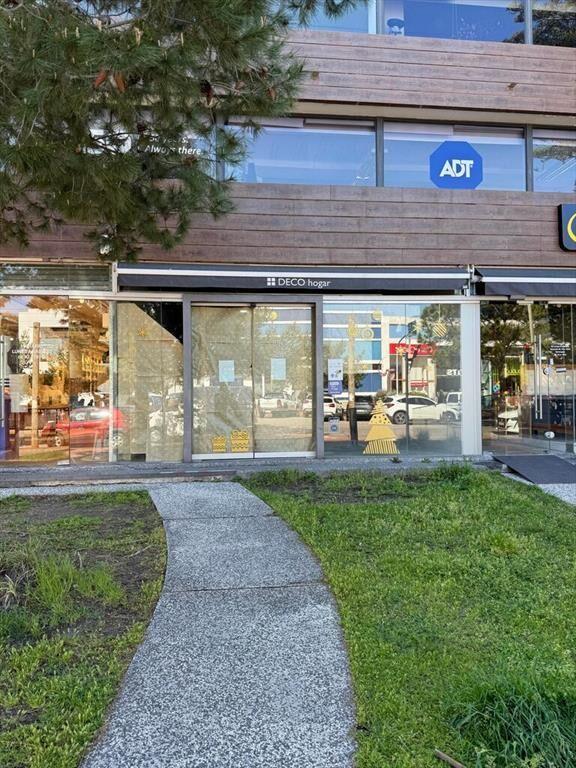 Venta local con renta en Carrasco Arocena