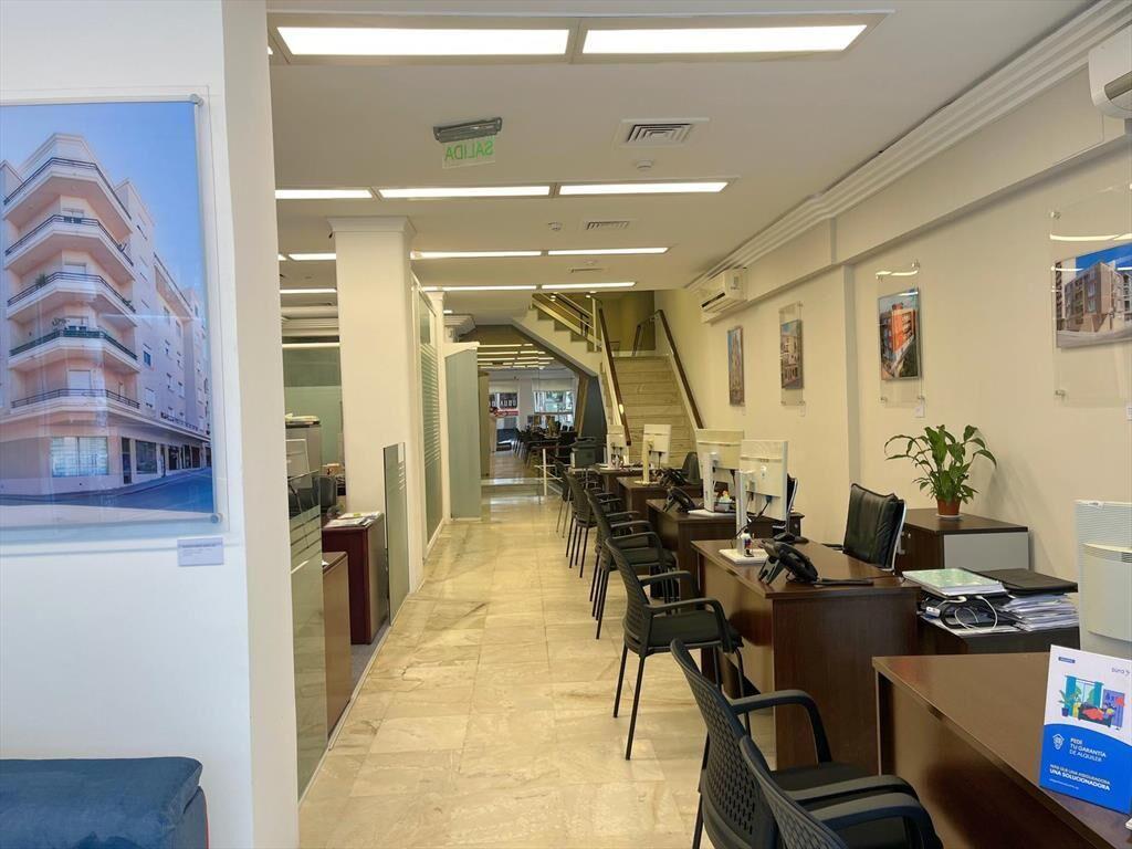 Venta excelente local en Av 18 de julio y Ejido. Centro. Re