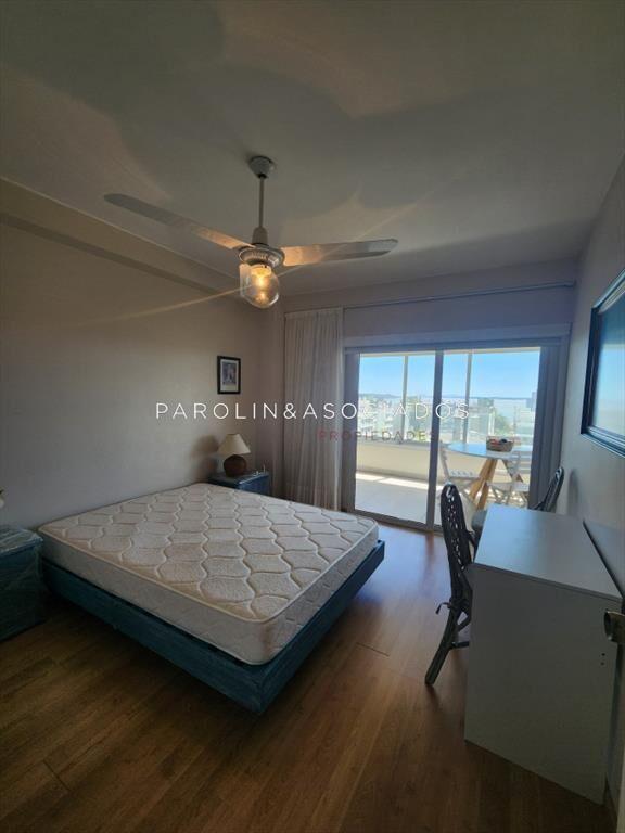 Vende apartamento en Peninsula de 3 dormitorios, a metros d