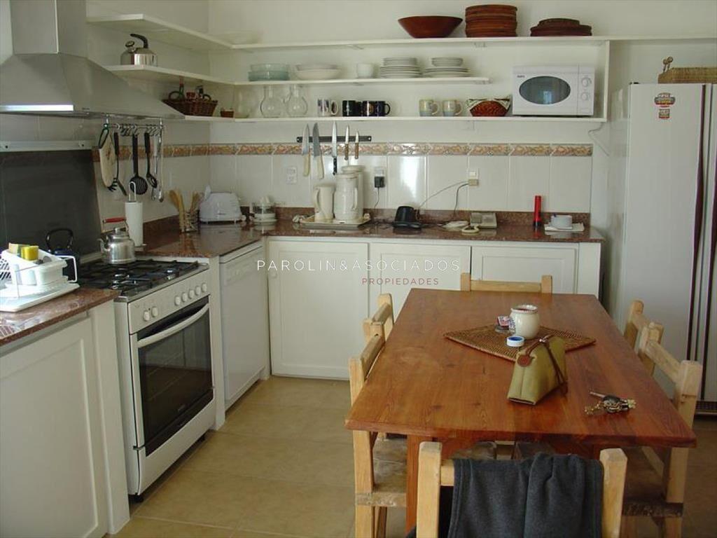 VENTA DE CASA DE 4 DORMITORIOS CON VISTA AL MAR