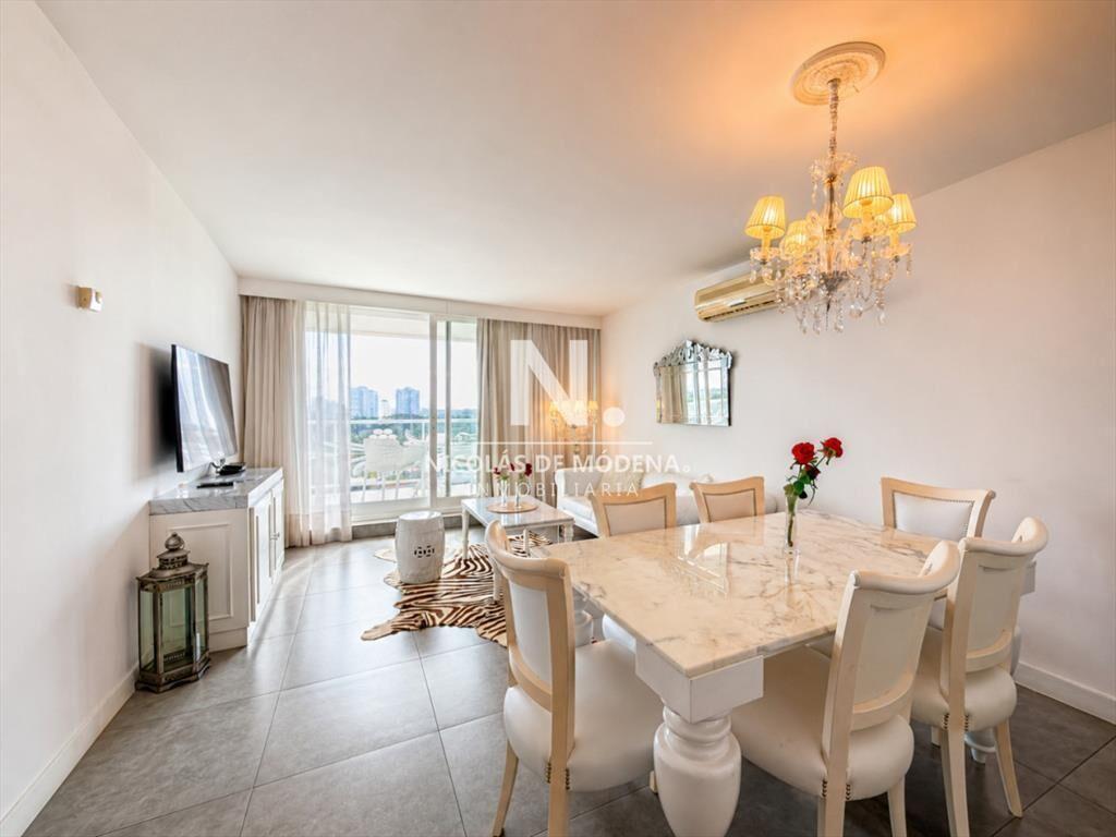 En venta en edificio Yoo, apartamento de 1 dormitorio y med