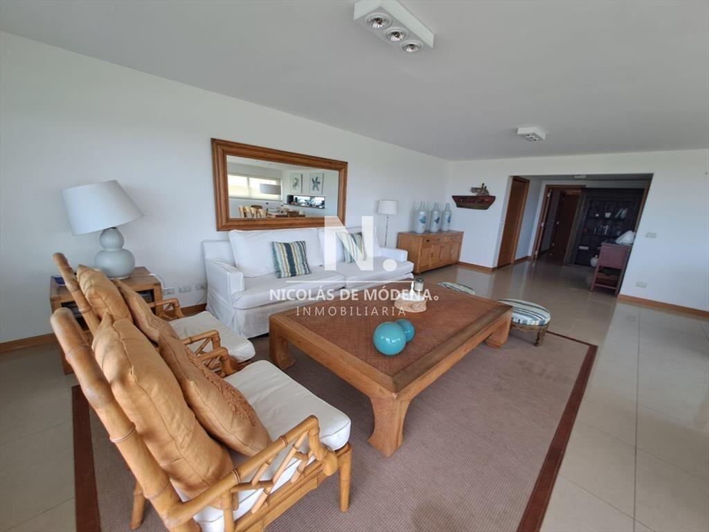 Apartamento en venta de 3 dormitorios y servcio