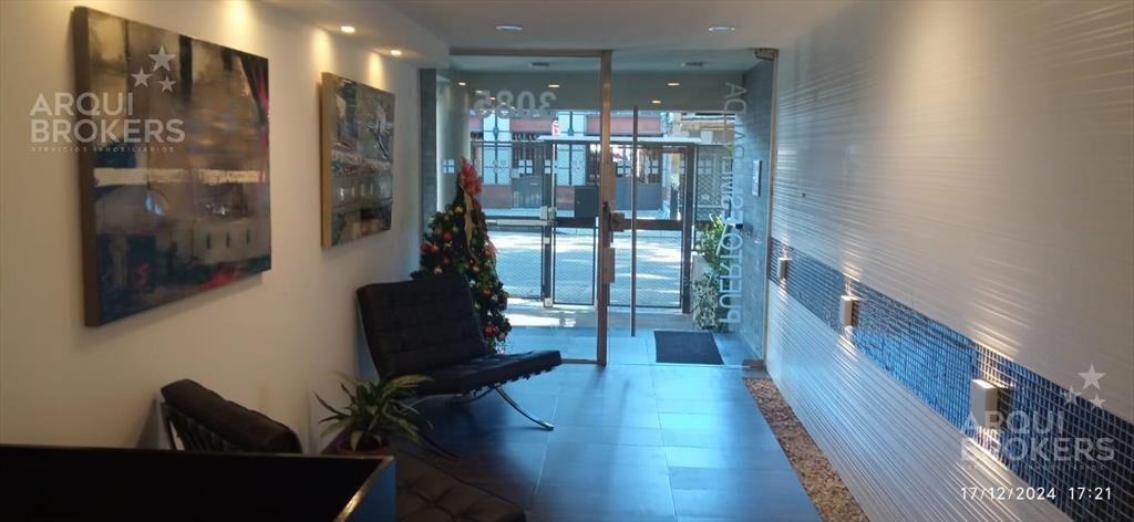 Apartamento de dos dormitorios y patio en venta en Pocitos