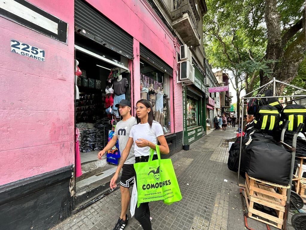 Venta locales con renta Arenal Grande y Amezaga