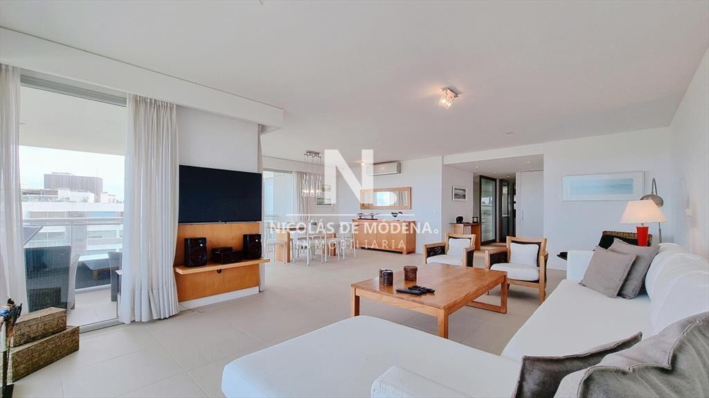Apartamento esquinero en primera linea de la 4