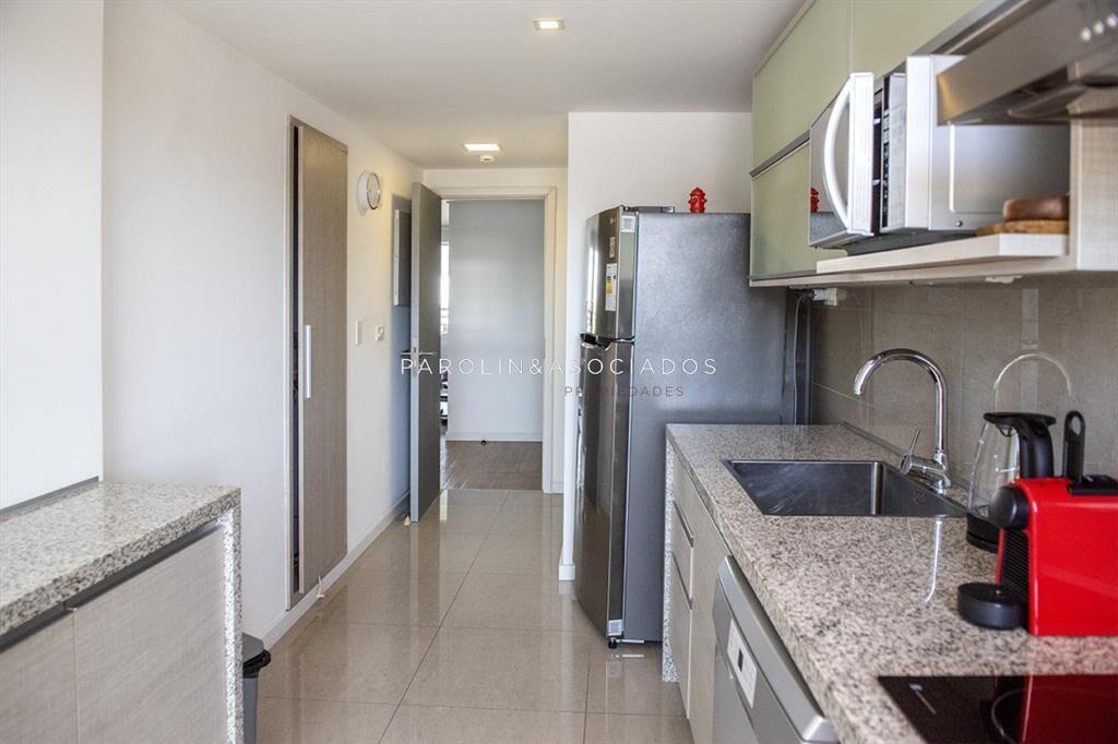 Vende apartamento en Alexander Boulevard de 2 dormitorios.