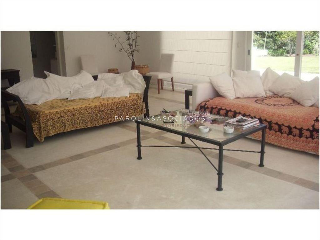 Hermosa casa en venta de 5 dormitorios en Golf,